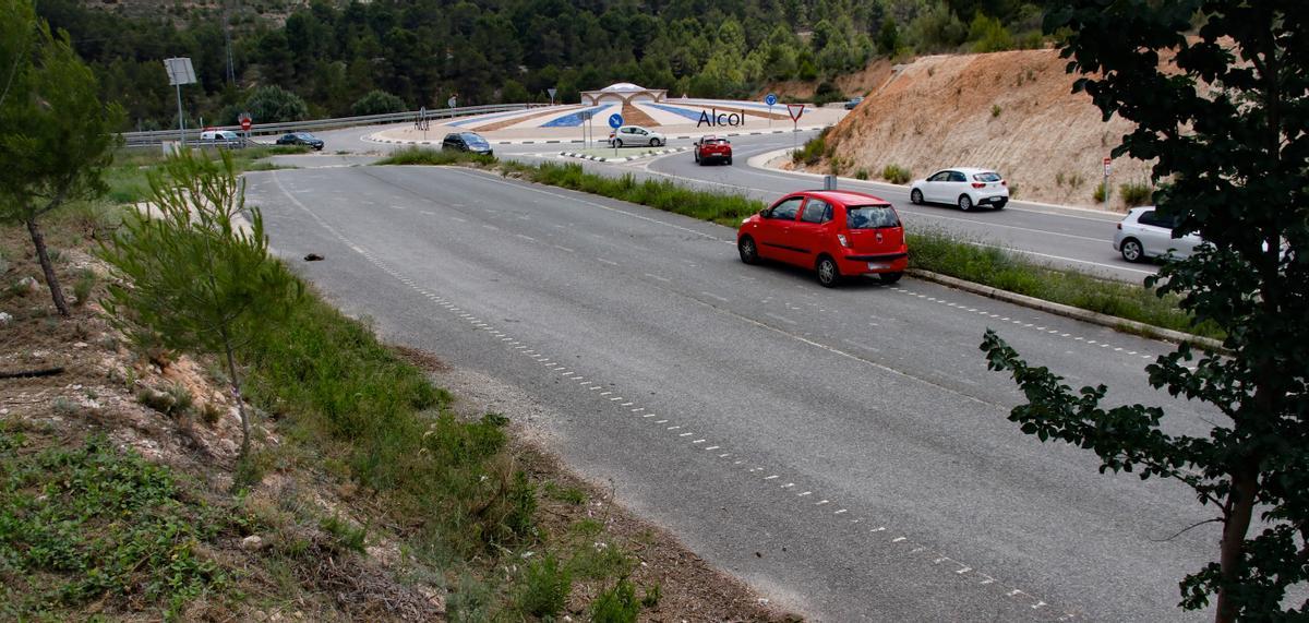 Rotonda de acceso a la A-7 junto El Molinar, donde arranca el tramo de carretera que se reformará.