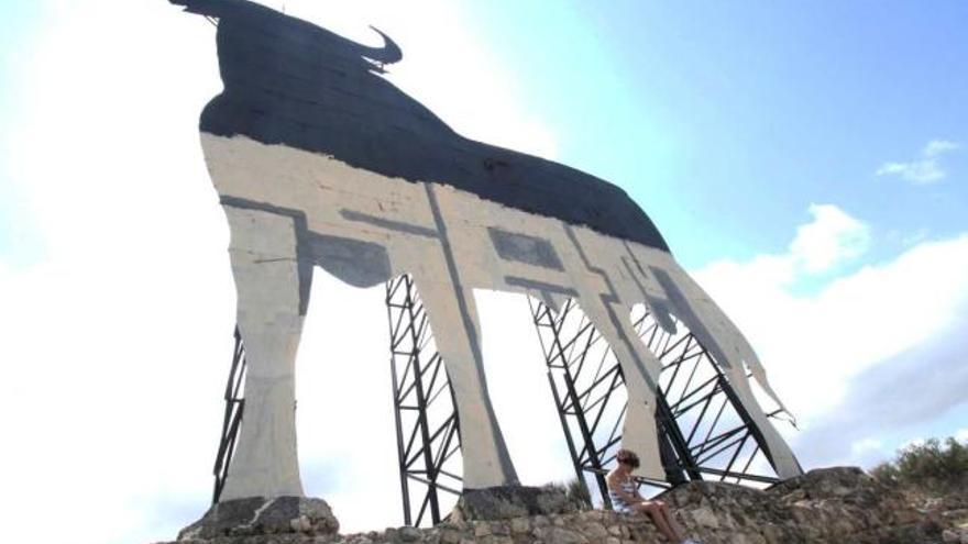 El toro de Osborne del Portichol, en Monforte, ha aparecido medio pintado de blanco.