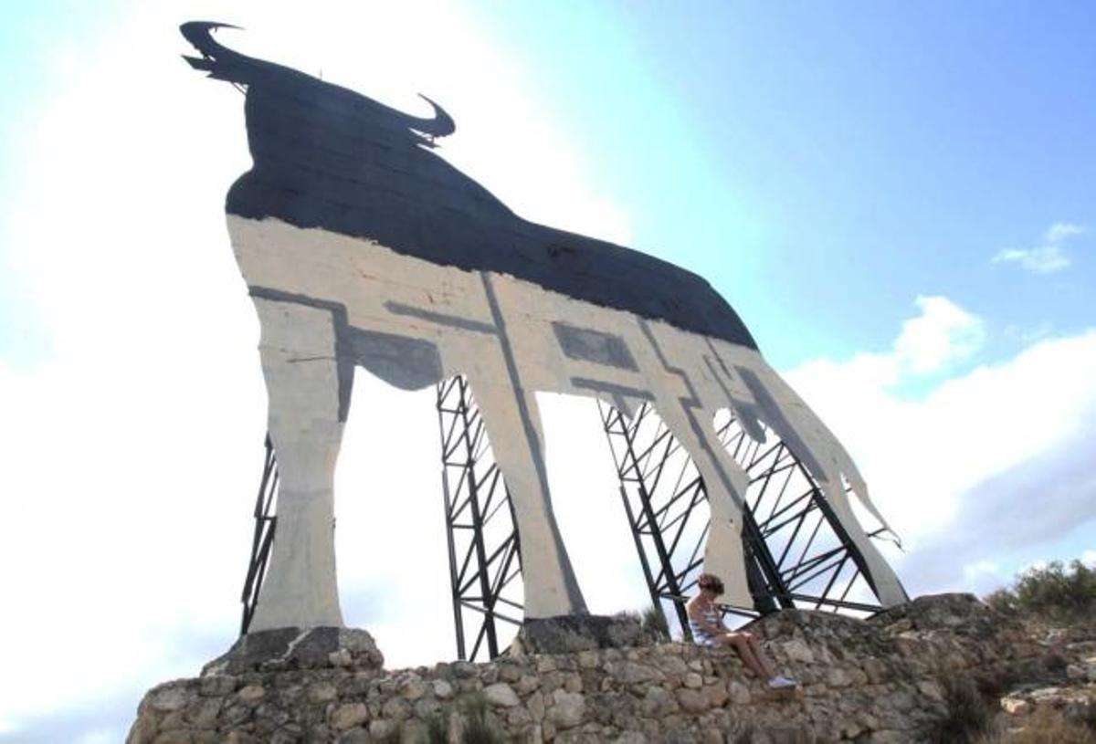 El toro de Osborne del Portichol, en Monforte, ha aparecido medio pintado de blanco.
