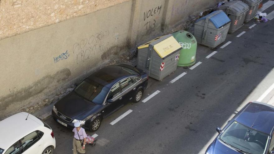 Contenedores en una calle de Alicante