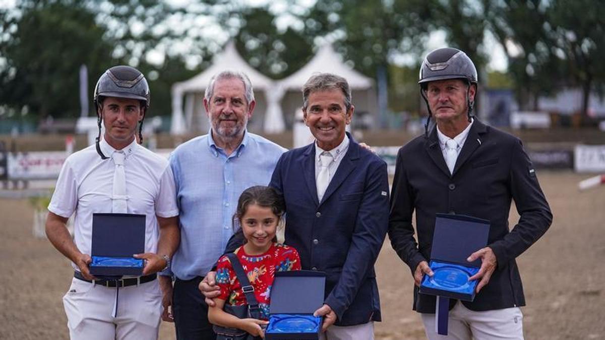 Los tres primeros clasificados en la prueba de 1,35 metros de la jornada de ayer.