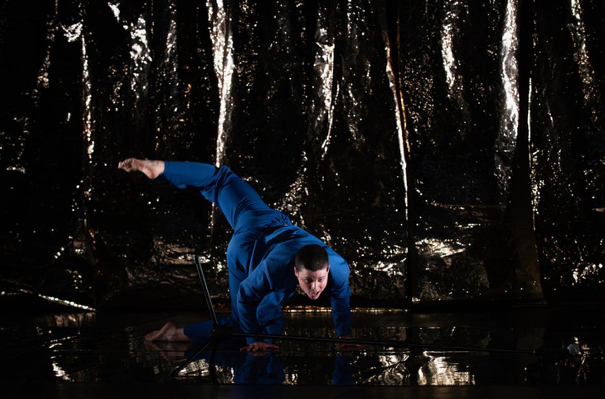 Un bailarín hace acrobacias durante la actuación 'Wanting'.