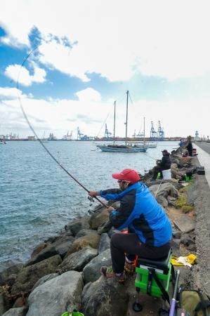 Pescadores de caña en el Muelle Deportivo