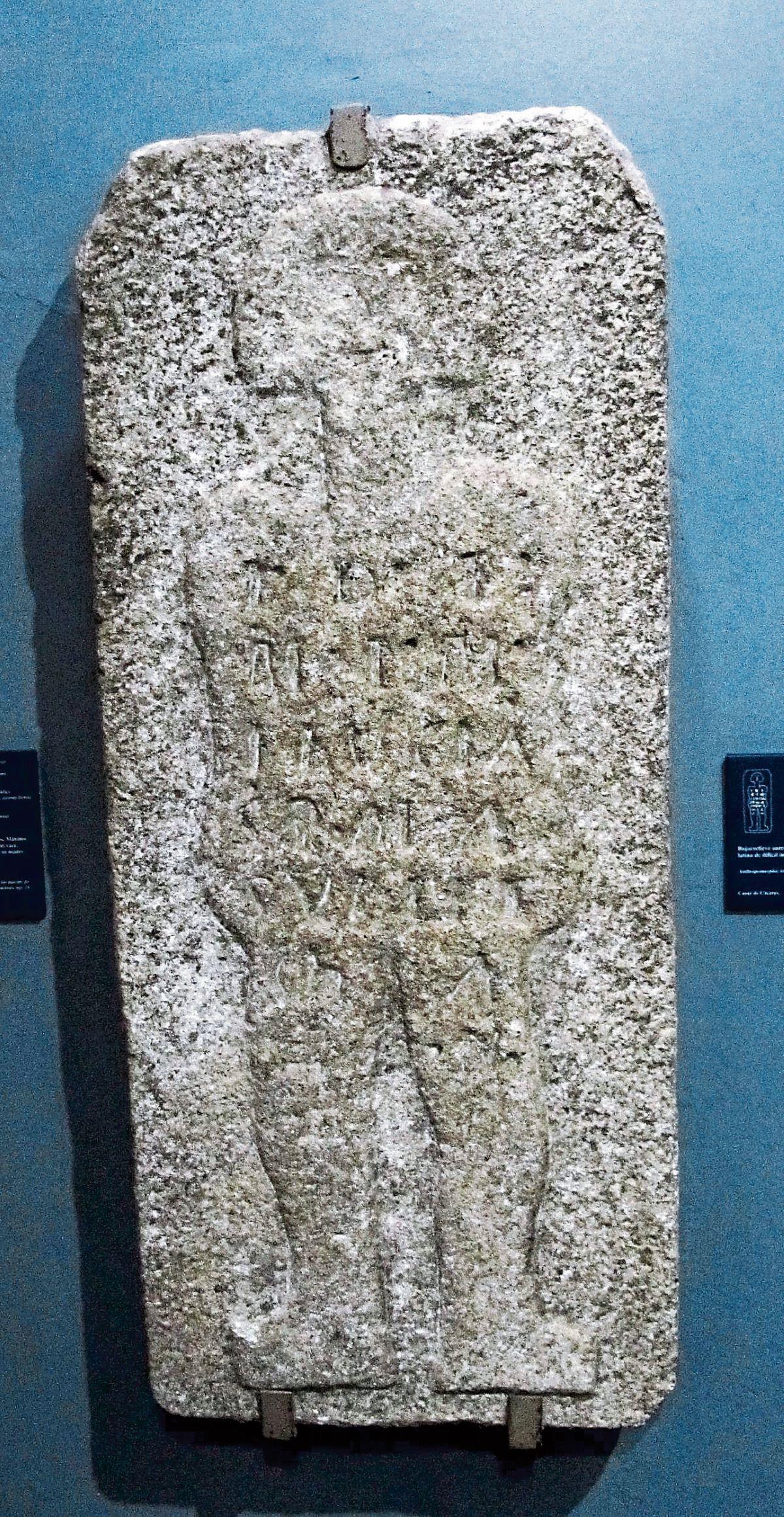 Ara, procedente de Casar de Cáceres, que se conserva en el Museo de Cáceres. La figura de la estela se puede interpretar como la de un guerrero centinela que vigila las almas que duermen en el sueño eterno.