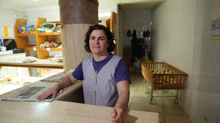 La icónica panadería de Els Ibarsos sufre para impedir el paso del agua