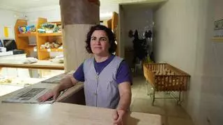 La icónica panadería de Els Ibarsos sufre para impedir el paso del agua
