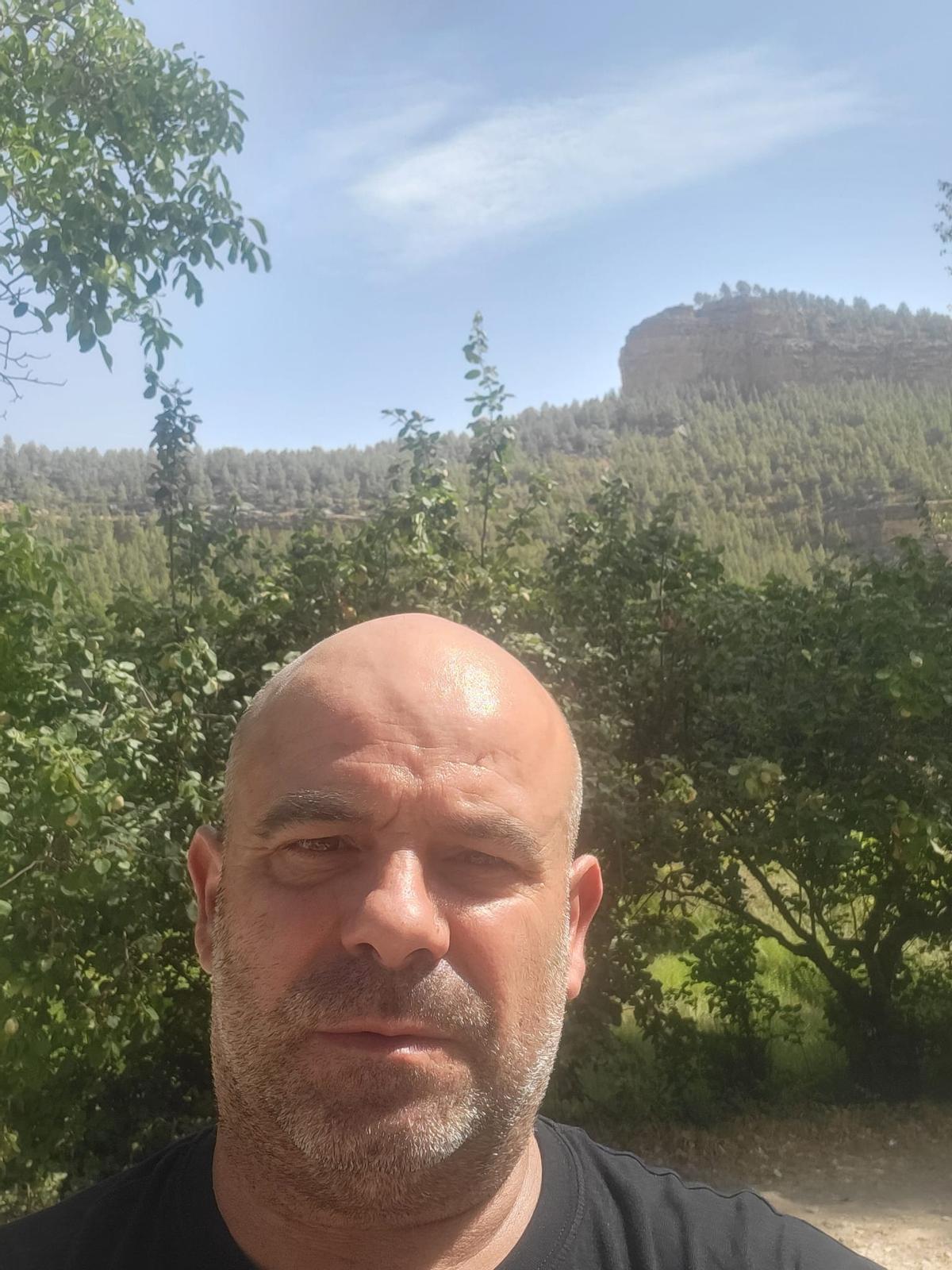 José Vicente, junto al chiringuito Los Arenales que regenta.