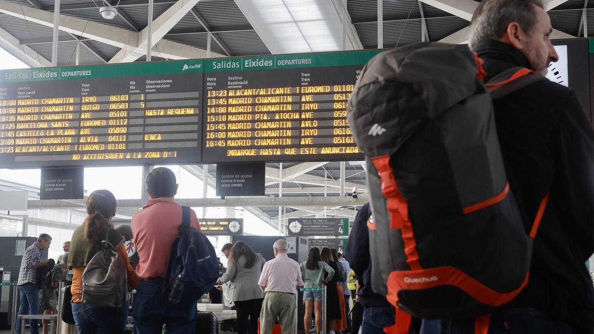 Estación del AVE, con el panel anunciador de los trenes a Madrid.