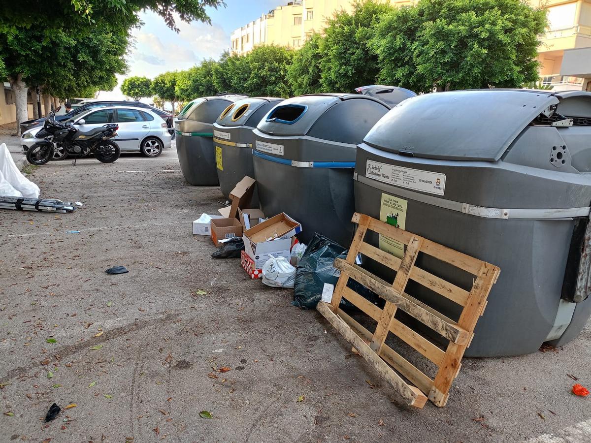 Basura depositada fuera de los contenedores