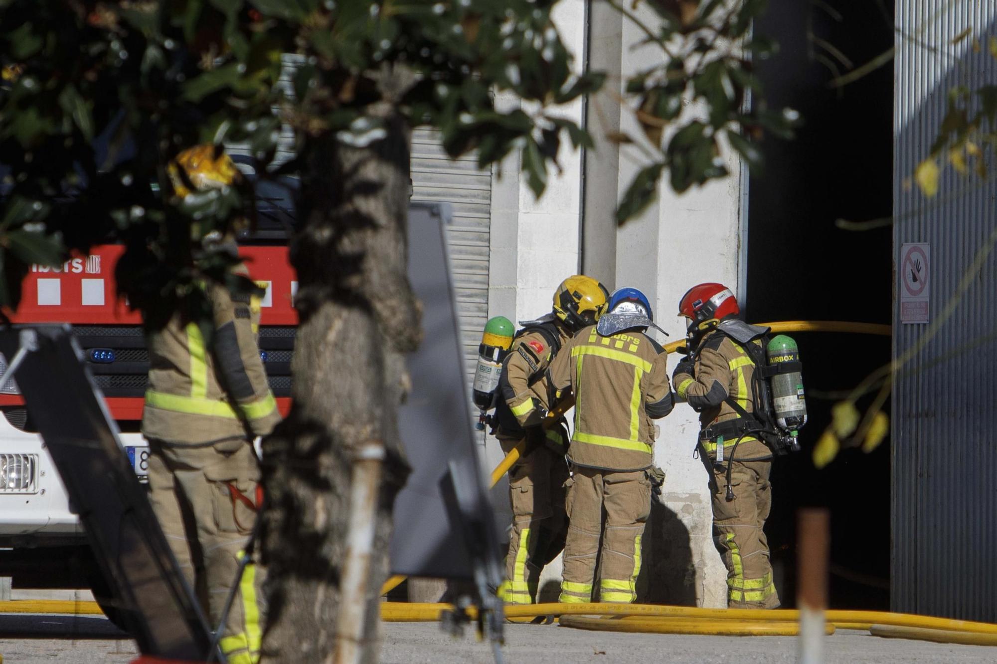 Aparatós incendi en una nau industrial a Vilobí