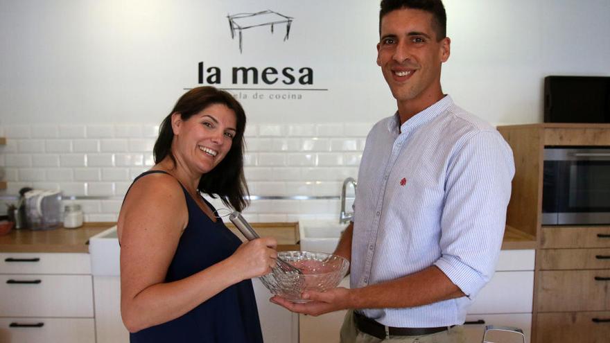 De la tele a la mesa, Susana Ramos y Víctor Mendicuti, propietarios de La Mesa escuela de cocina, posan en su local situado frente al centro comercial Larios.