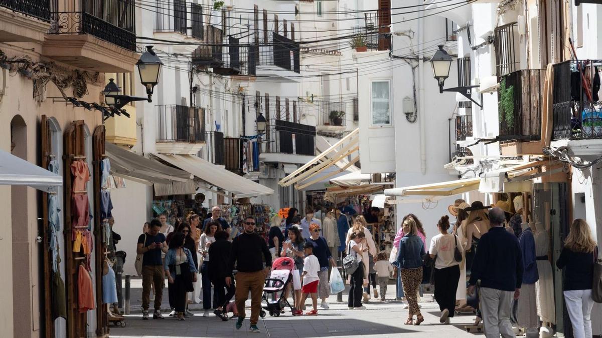 Turistas pasean por una calle de la Marina. | VICENT MARÍ