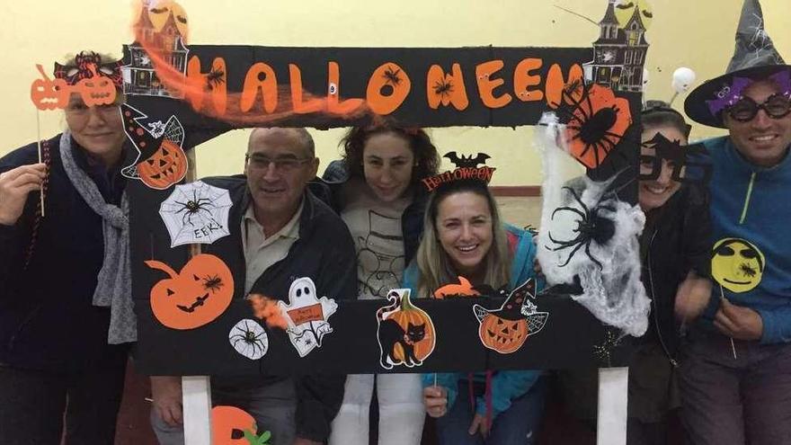 Grupo de participantes en la fiesta de Halloween en Fuentes de Ropel.