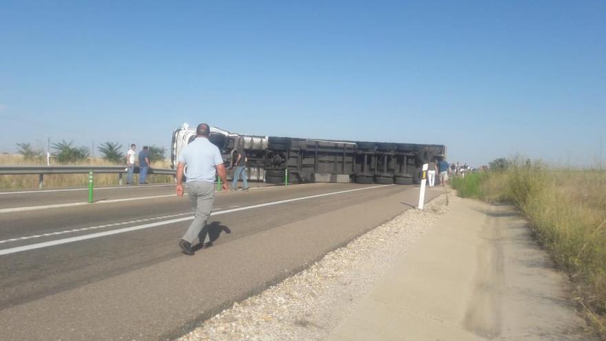 La N-122, reabierta al tráfico tras el vuelco de un camión en Zamora