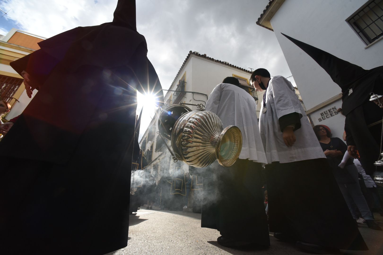 El Nazareno recoore las calles de su barrrio camino de la carrera oficial