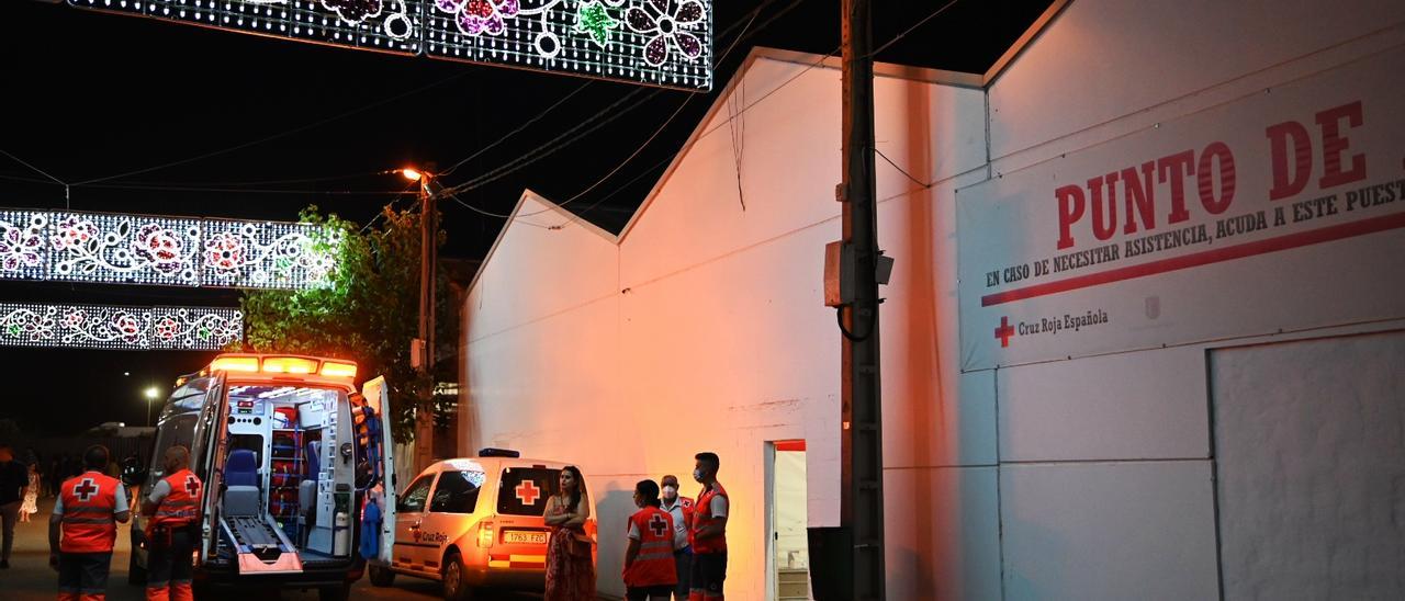 Efectivos de Cruz Roja en el recinto ferial.