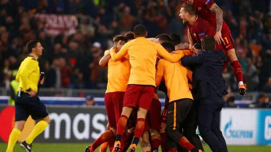 Los jugadores de la Roma celebran su clasificación. // Tony Gentile