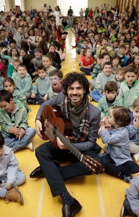 El guitarrista Pablo Sáinz Villegas en el colegio Parque Infantil de Oviedo