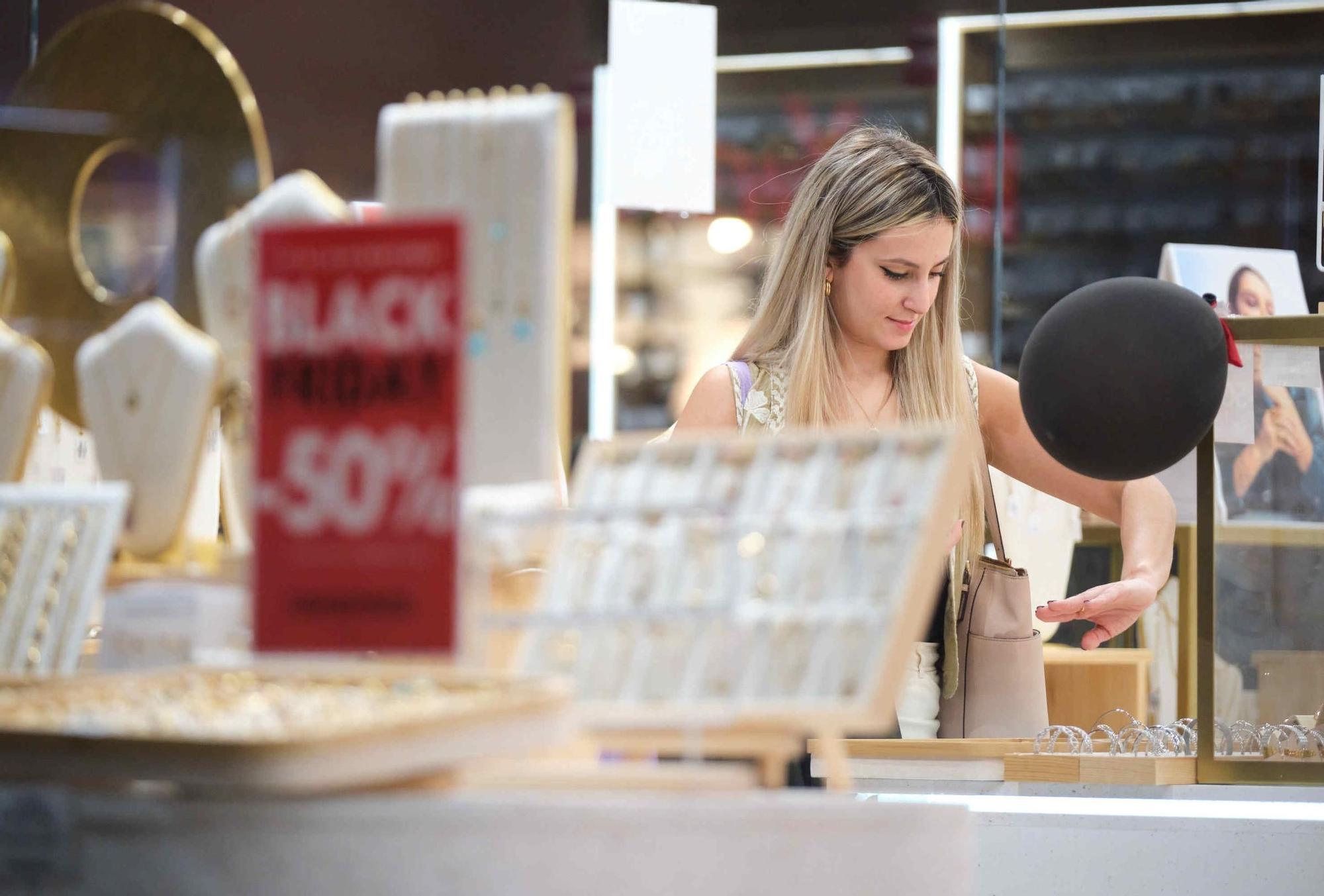 Los clientes aprovechan los descuentos del ‘Black Friday’ en los comercios de Tenerife