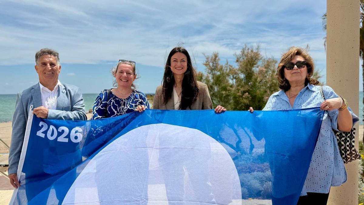 Balbina Sendra, en el centro, ha sido la representante de Gancia en la entrega de Banderas Azules