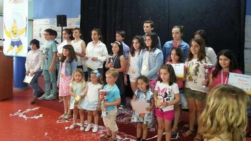 Niños premiados en el concurso de dibujo de Mecos. // FdV