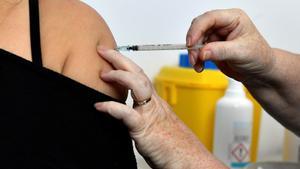 Una mujer recibe la inyección de una vacuna en Dublín.