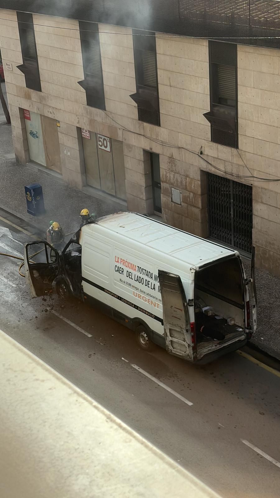 Les fotos de l'incendi d'un vehicle al carrer Migdia de Girona