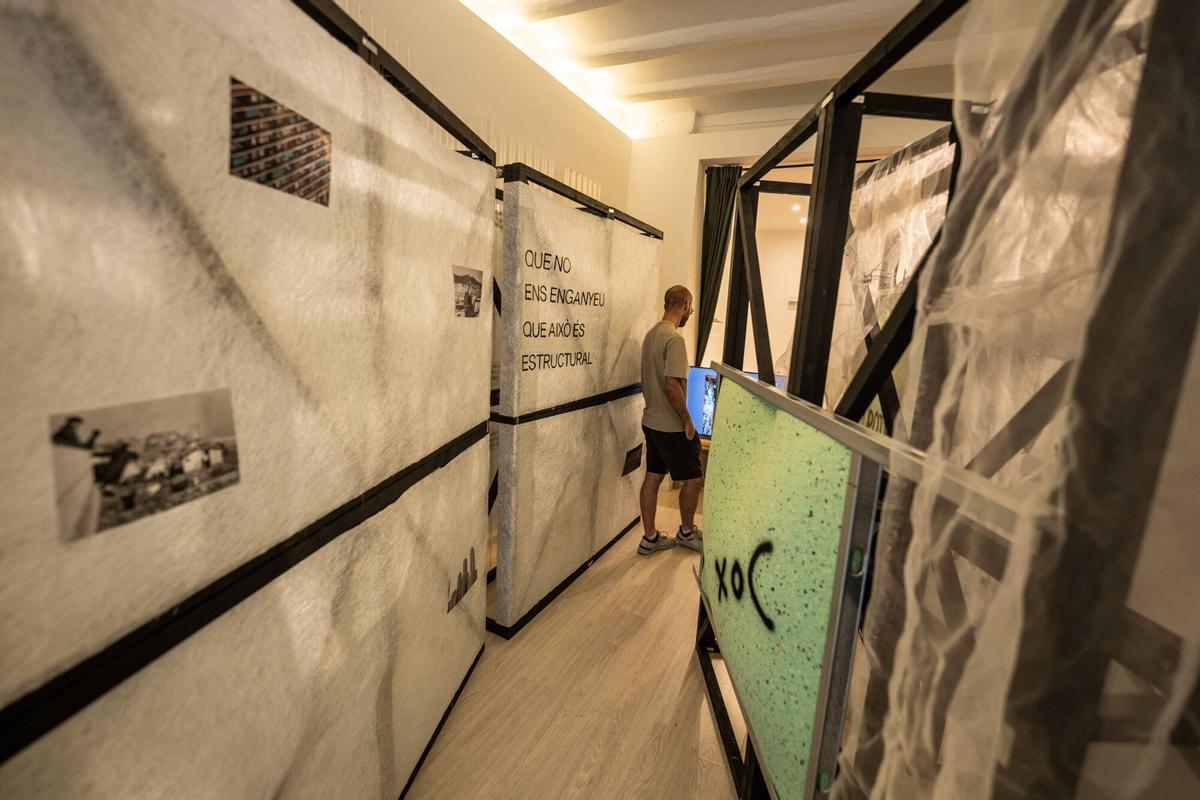 Barcelona. Iris Verge, comisaria y artista, y Miquel Hernández, historiador y artista, organizadores del proyecto Todo podría ser diferente ('Tot podria ser diferent'), posan en un piso turístico ilegal del barrio del Raval donde han instalado una exposición para denunciar la crisis de la vivienda. 29 de junio de 2026. Cultura. AUTOR: ZOWY VOETEN