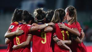 Las jugadoras de la selección femenina de fútbol celebran un gol.