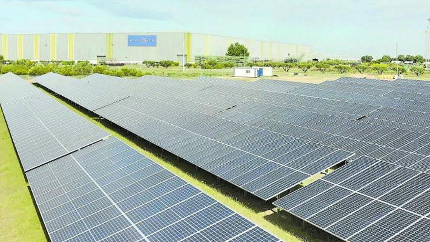 AL CAPDAVANT. Manuel Munárriz dirigeix la planta aragonesa de Stellantis, on s’ha instal·lat aquesta placa fotovoltaica.  | NEOMOTOR