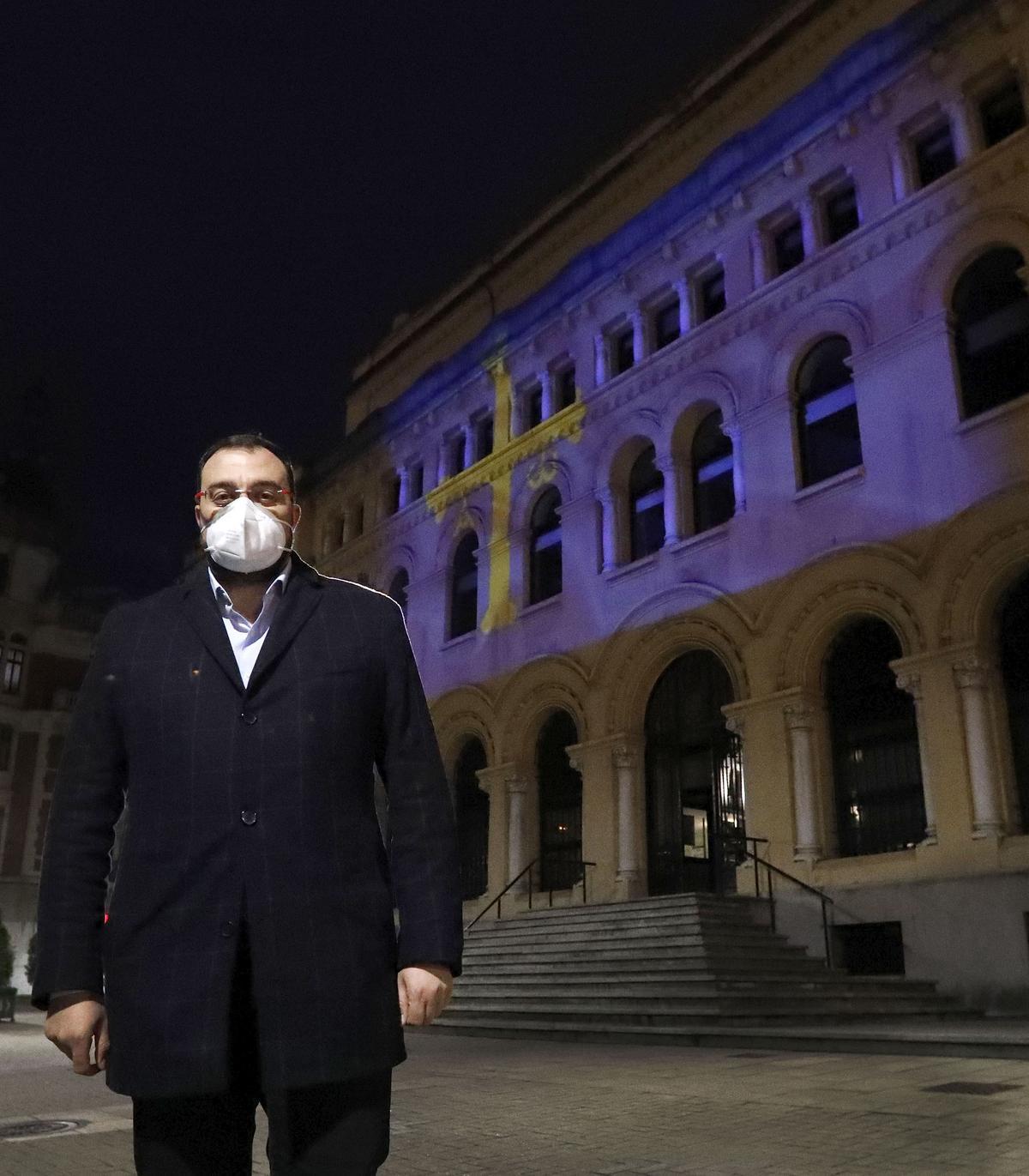 Bandera de Asturias proyectada sobre la fachada de la Presidencia del Gobierno del Principado, con motivo de la conmemoración del 25 de mayo de 1808.