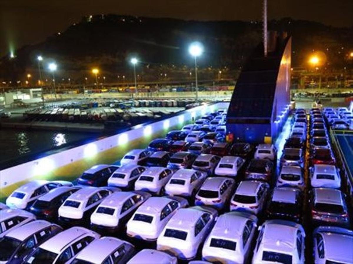 Cotxes de Seat al port de Barcelona abans de serembarcats amb destí a Itàlia. Cotxes de Seat al port de Barcelona abans de serembarcats amb destí a Itàlia.