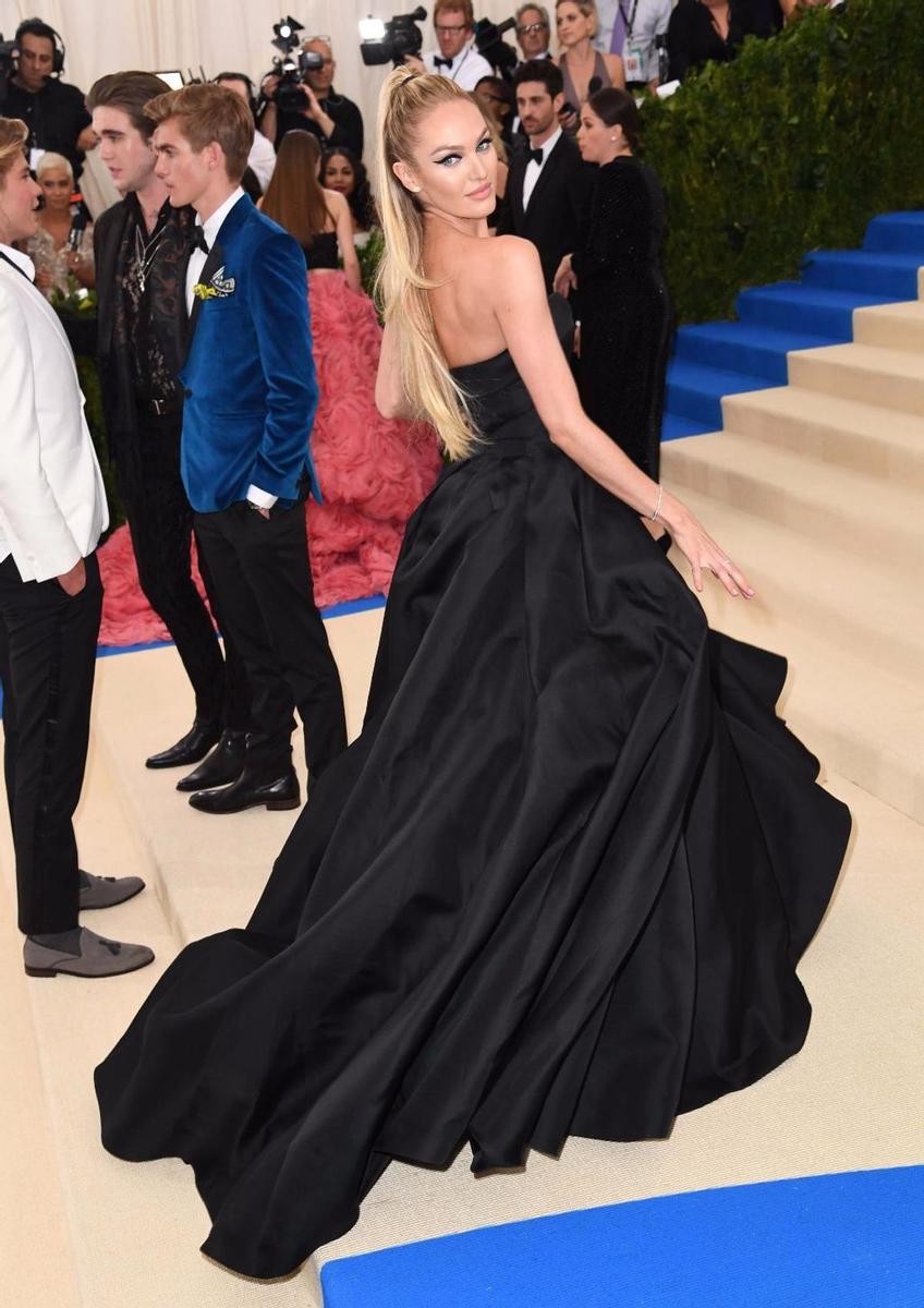 Candice Swanepoel en la alfombra roja de la Gala Met 2017