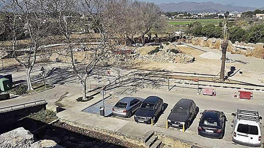 Coches aparcados junto a la muralla de AlcÃºdia.