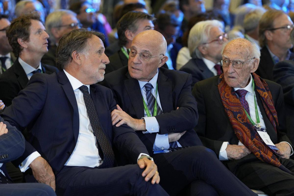 El presidente del Banc de Sabadell, Josep Oliu, con el presidente del Grupo Planeta, José Crehueras