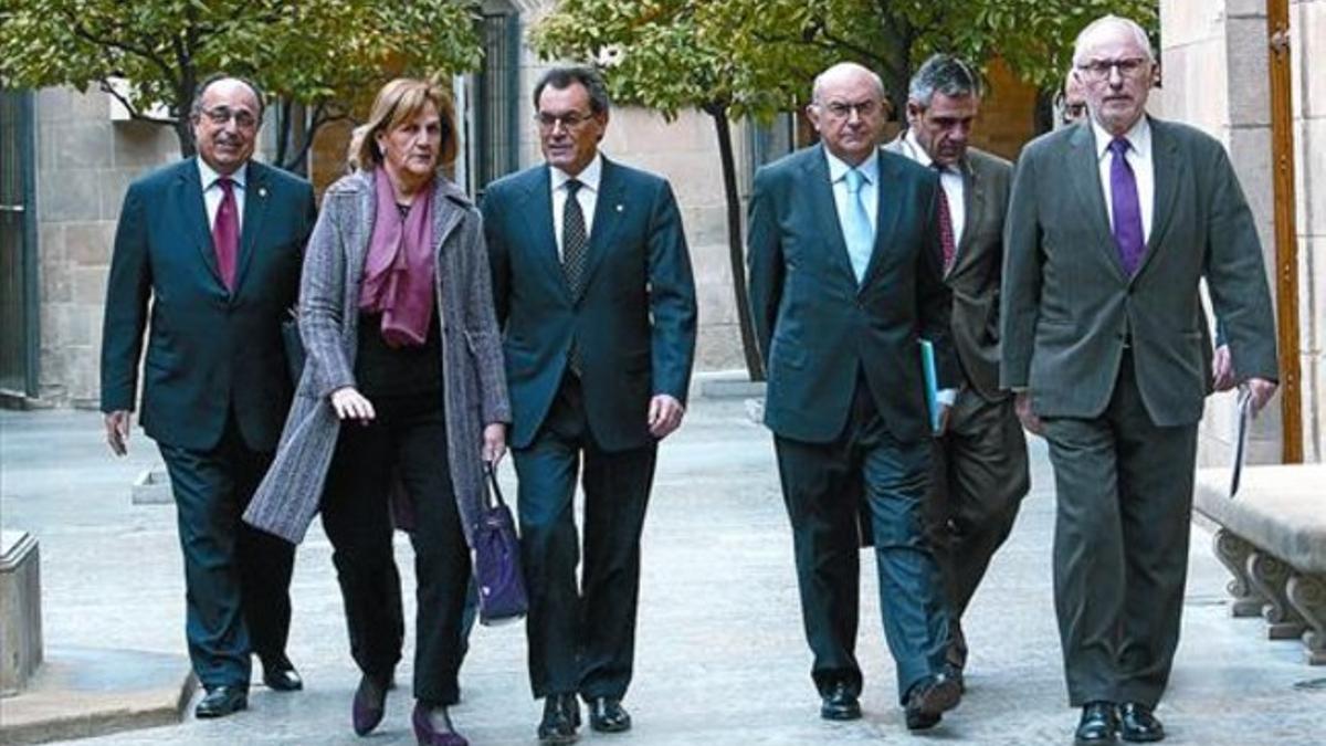 De izquierda a derecha, Jaume Amat, Núria de Gispert, Artur Mas, Miguel Ángel Gimeno, Daniel de Alfonso y Rafael Ribó, ayer, en Barcelona.