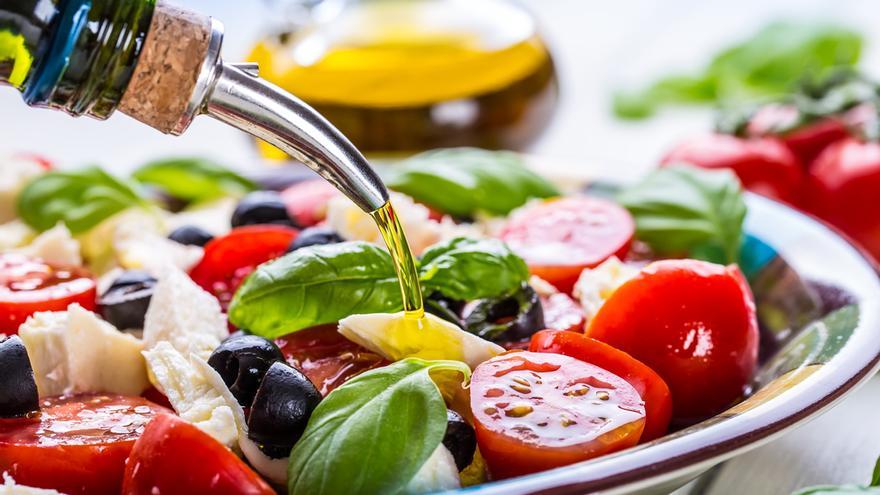 Una ensalada completa con aceite de oliva es un buen ejemplo de dieta mediterránea