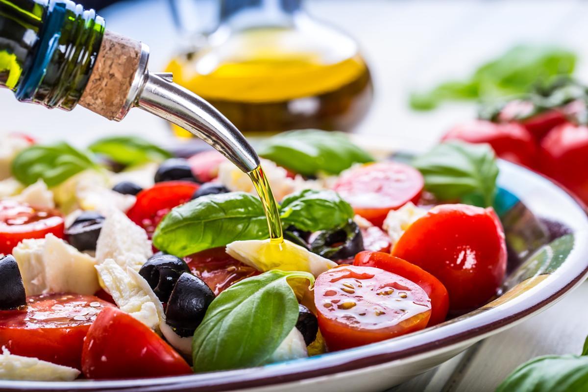 Una ensalada completa con aceite de oliva