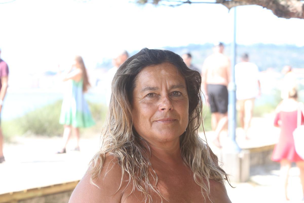 María Rosa Fernández fue una de las dos bañistas que sacó a la mujer del agua en la playa de Rodeira.