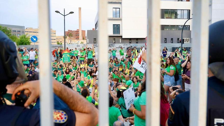 STEPV, CCOO y UGT se encierran en la conselleria a la espera de una respuesta y denuncian cargas policiales en los manifestantes