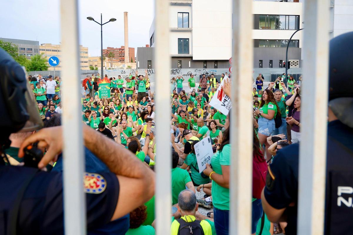 STEPV, CCOO y UGT denuncian el bloqueo de la negociación salarial y permanecen en la Conselleria
