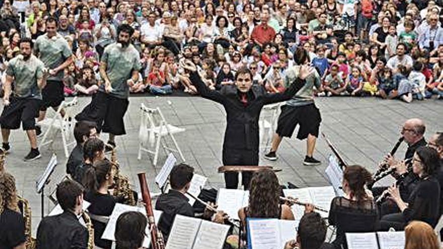 La Unió Musical del Bages s&#039;atreveix a fer malabars a la plaça Major