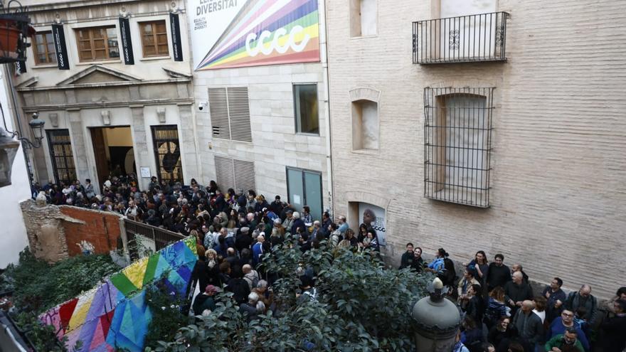 Más de 400 personas protestan por el cese de Pérez Pont: &quot;es un golpe a la libertad en la cultura&quot;