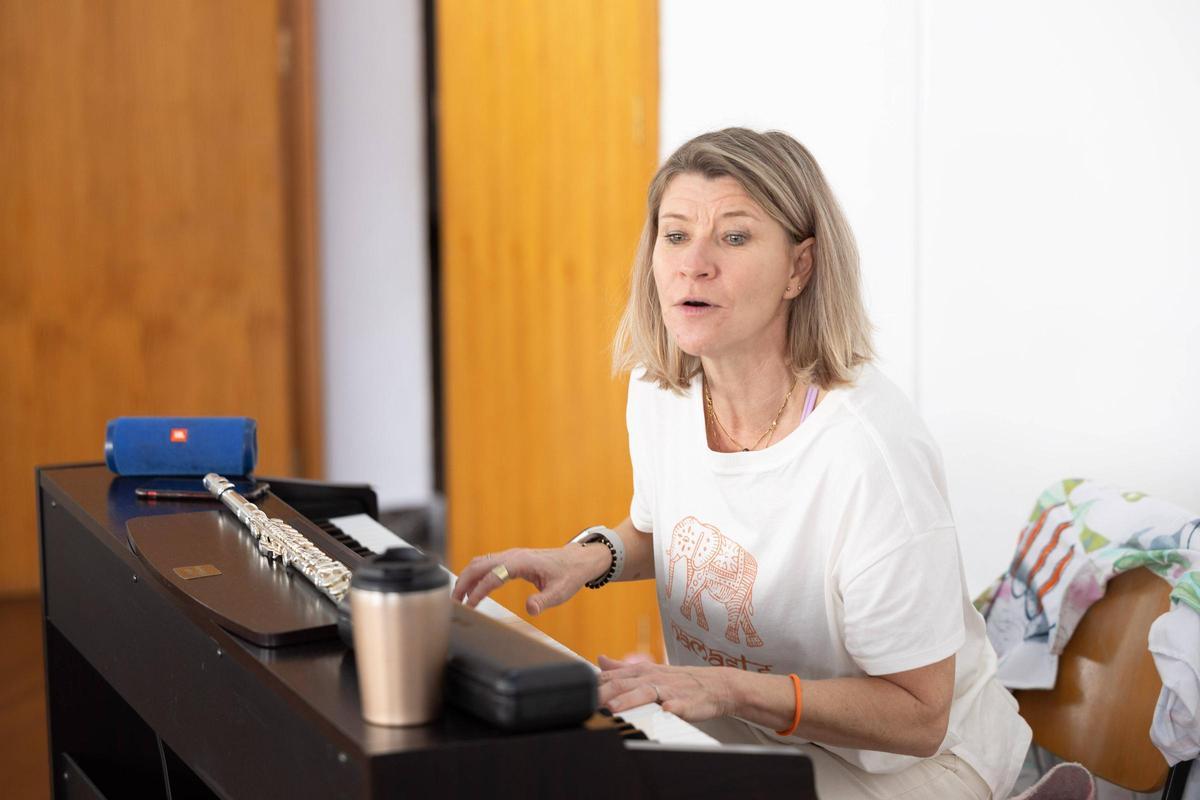 Aniko Pusztai interpreta una canción al piano