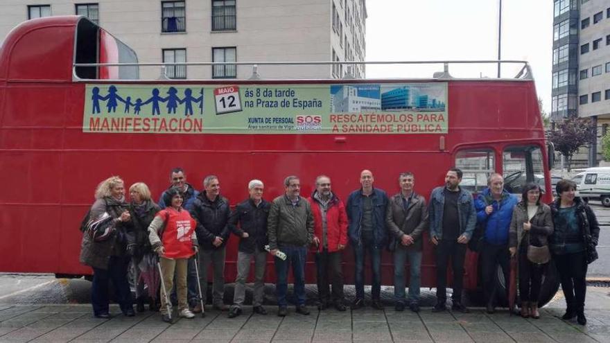 Miembros de la junta de personal, de SOS Sanidade Pública y ediles, en la presentación de la marcha.