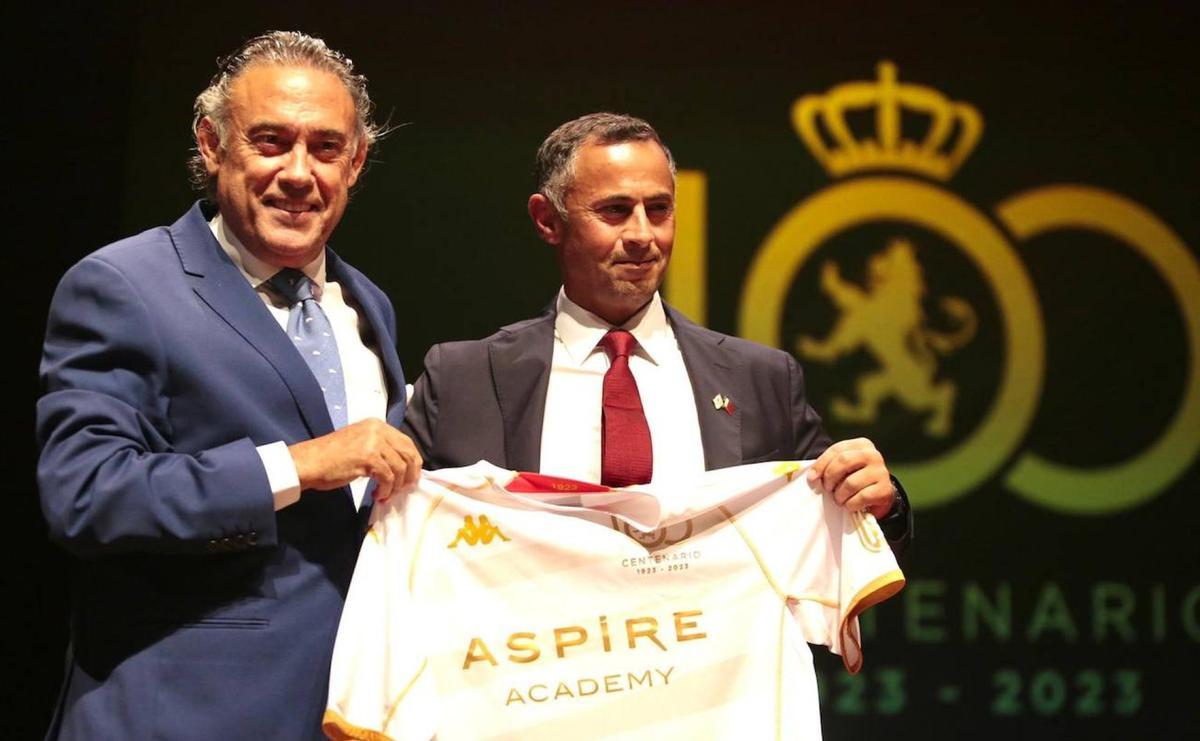 Llamazares, exdirector general, junto al presidente Al Suwaidi, en una presentación.