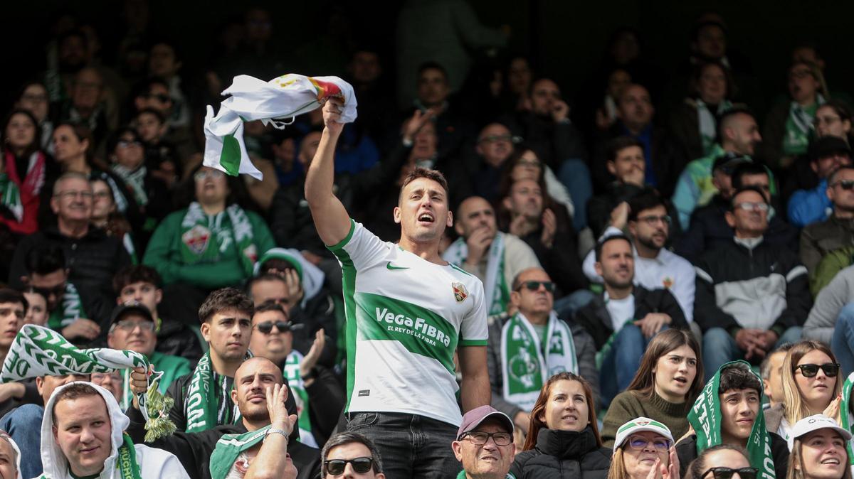 Un aficionado del Elche agita una bandera durante el partido contra el Mallorca.