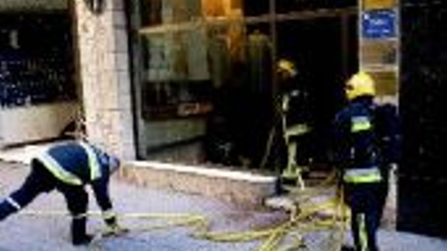 Un incendio obliga a desalojar a 40 personas en Donoso Cortés