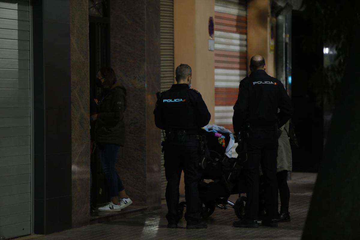 Agentes de la Policía Nacional, en la finca en la que resultó herido un niño de 10 años