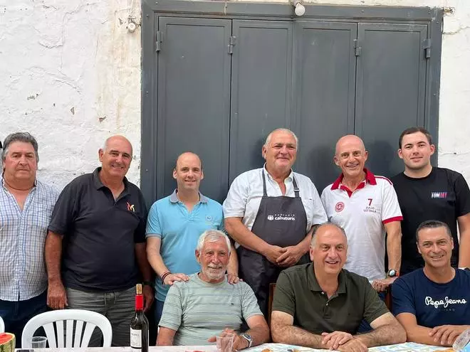El conseller Valderrama disfruta del ‘bou en corda’ y del almuerzo popular en Turís